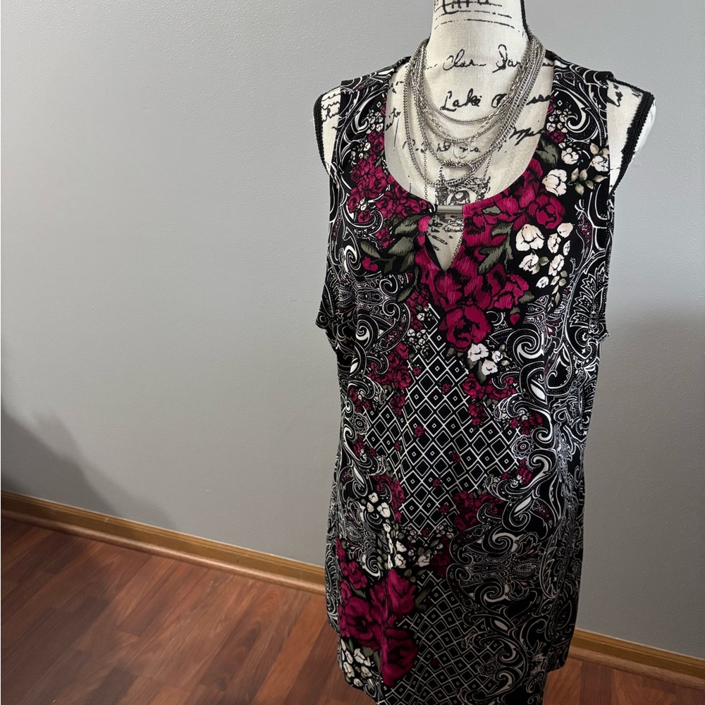 🌸Floral Sleeveless Dress with Red and Black Pattern 23” Ptp🌸